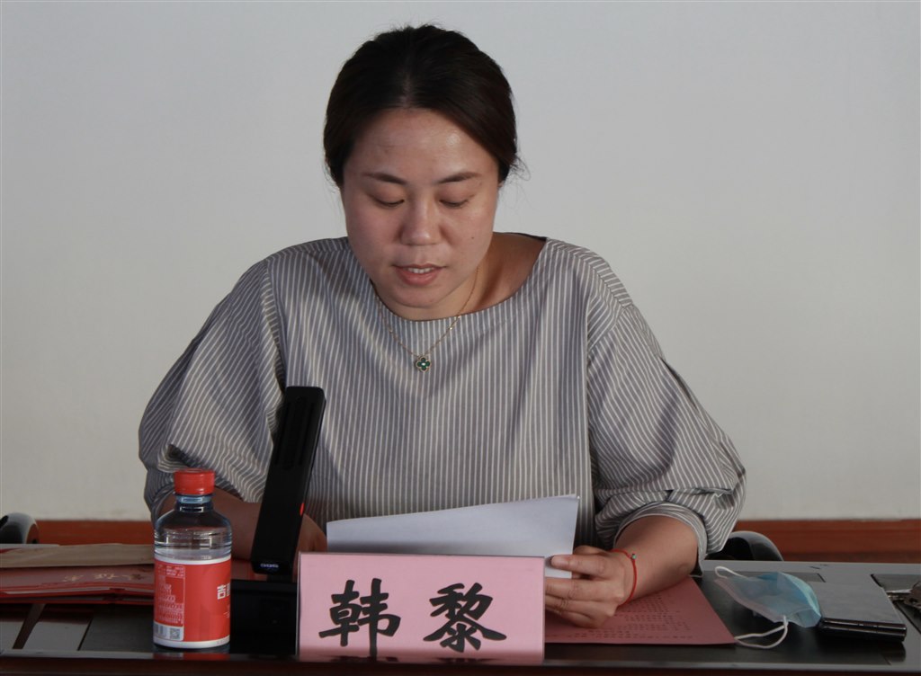 5韓黎副校長宣讀《關于表彰2022年度優(yōu)秀教師、輔導員及先進教育工作者的決定》.JPG
