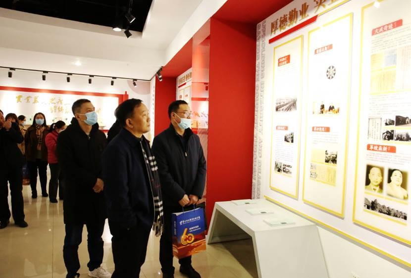 全體與會(huì)人員參觀劉國鈞生平事跡展館.png