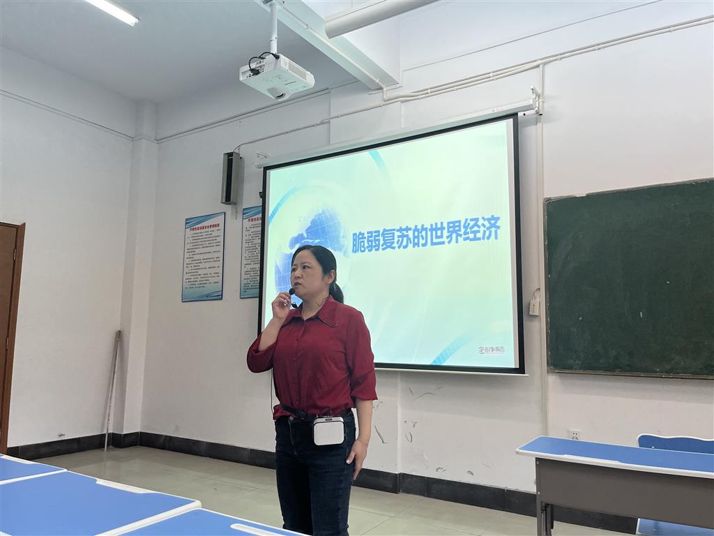 副校長(zhǎng)桑莉琳為學(xué)生講授”世界經(jīng)濟(jì)“主題思政課.png
