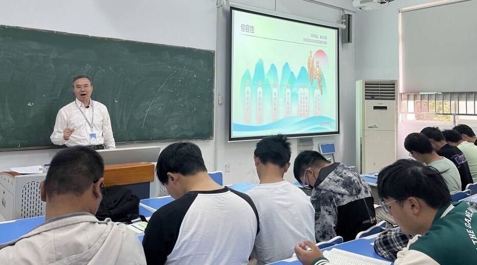 張濤副校長講授專題《賡續(xù)歷史文脈，譜寫當(dāng)代華章》.jpg
