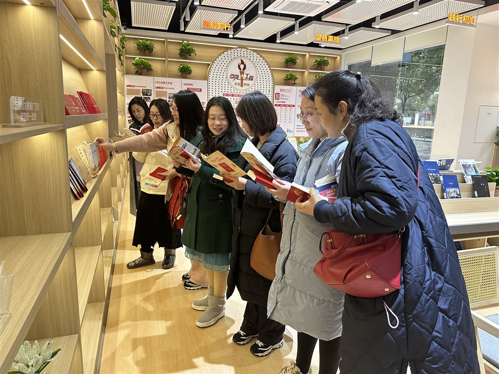 馬院老師對社區(qū)“秋白書苑”的法治教育宣傳冊表示了濃厚興趣，表示將生動案例運用于思政教學(xué).JPG