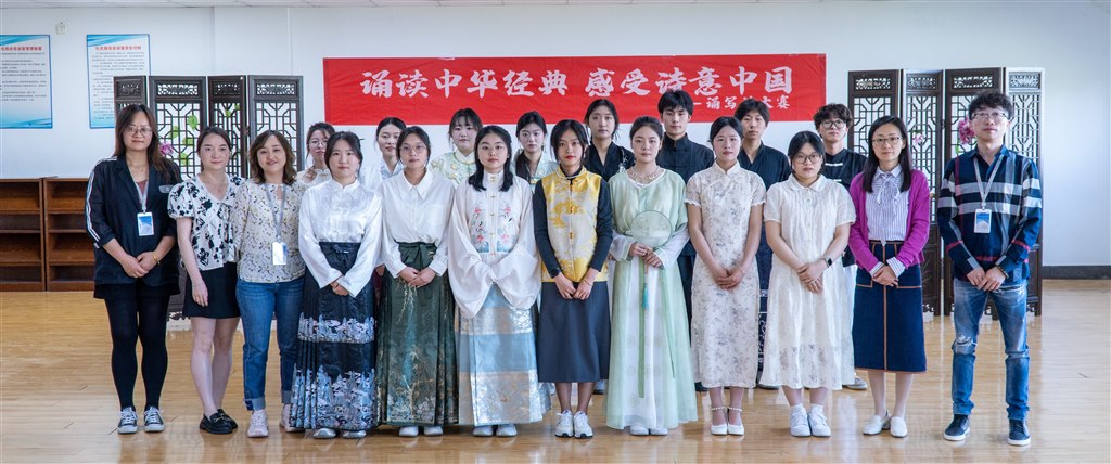 評委專家、指導(dǎo)教師與全體同學(xué)合影留念.jpg