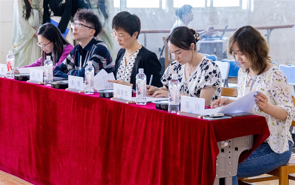 1 學(xué)工處處長 季艷、教務(wù)處副處長連春光、人文基礎(chǔ)學(xué)院副院長屠俊等到場任評委.jpg