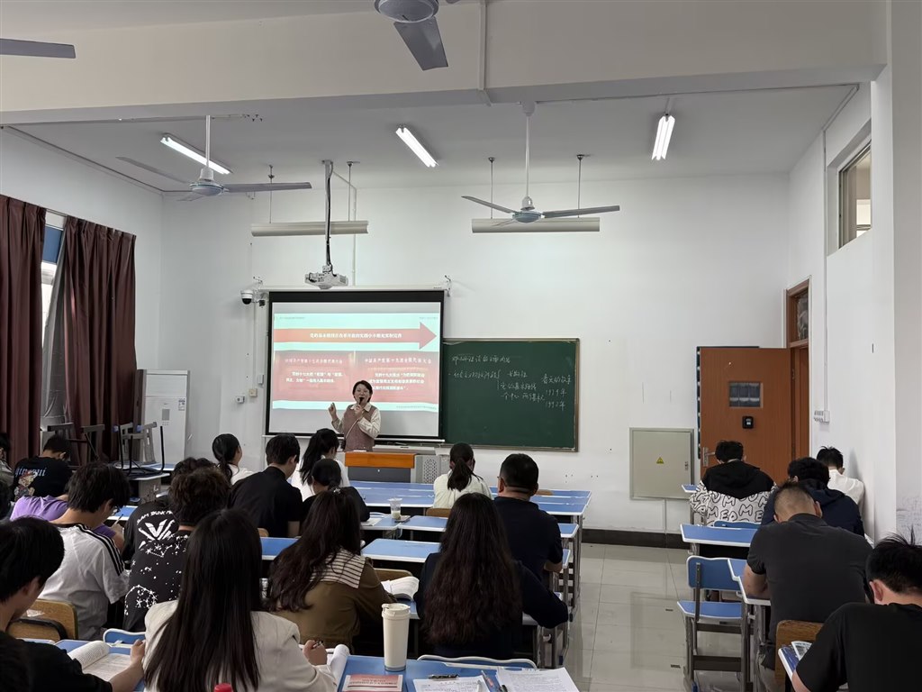 蔣瀟瀟授課現(xiàn)場.jpg