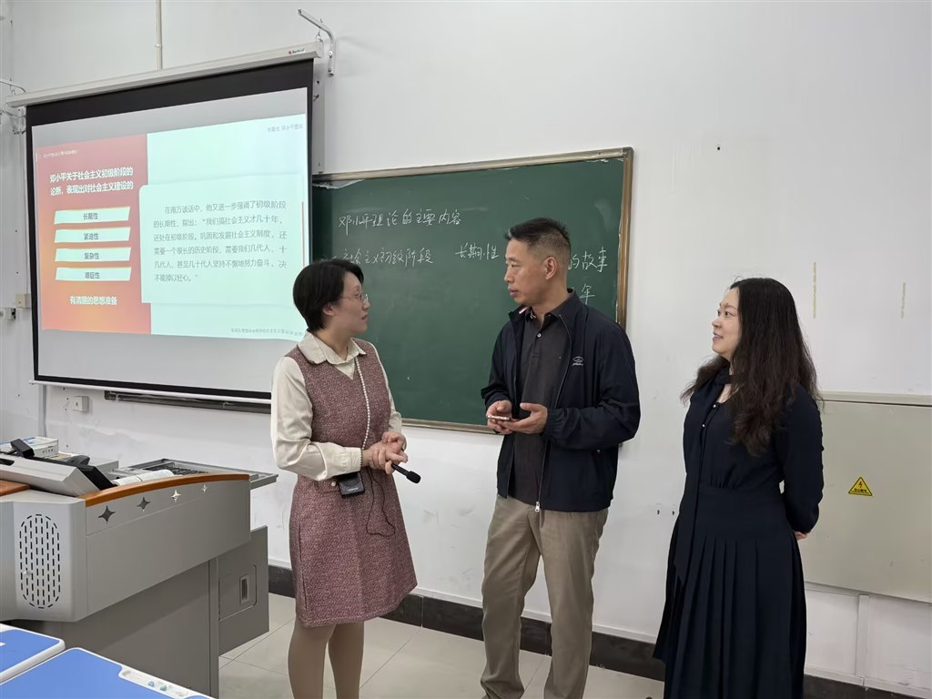 劉勇教授對蔣瀟瀟老師現(xiàn)場指導(dǎo).jpg